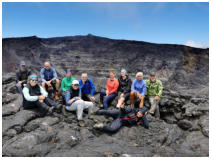 11 erfolgreiche Vulkanwanderer auf dem Kraterrand des Piton de la Fournaise