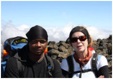 Imani (Hilfsguide) ist 19 Jahre und ein kluger Kopf