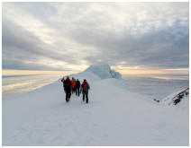 Auf dem Gletscherrand geht's vorerst entspannt zum Haakon VII Topp